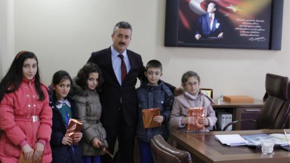 25 Şubat İlkokulu öğrencileri İlçe Milli Eğitim Müdürü Ahmet AYDIN´ı ziyaret etti.